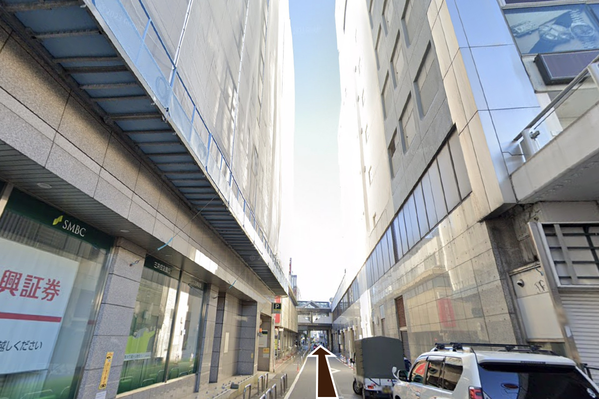 柏駅を背にして、南南西方面へ線路沿いの道を進みます